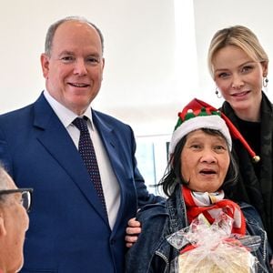 Le prince Albert II de Monaco, sa femme la princesse Charlene et Camille Gottlieb ont remis les traditionnels colis de Noël aux aînés monégasques dans la meeting room du Yacht Club de Monaco dans le cadre de festivités de fin d'année de la Principauté de Monaco, le 12 décembre 2024. © Bruno Bebert/Pool Monaco/Bestimage