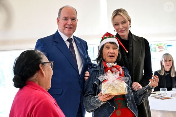 Le prince Albert II de Monaco, sa femme la princesse Charlene et Camille Gottlieb ont remis les traditionnels colis de Noël aux aînés monégasques dans la meeting room du Yacht Club de Monaco dans le cadre de festivités de fin d'année de la Principauté de Monaco, le 12 décembre 2024. © Bruno Bebert/Pool Monaco/Bestimage