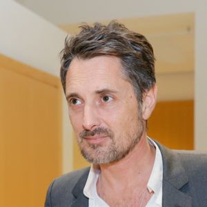 Exclusif - Vincent Cerutti avec son avocat Antoine Vey lors de la deuxième suspension d'audience de son procès, pour atteinte sexuelle, pour avoir mordu, à deux reprises, les fesses de sa collaboratrice chez Chérie FM en 2015, Caroline Barel, au tribunal correctionnel de Paris, France, le 9 décembre 2025. La procureure a requis 6 mois de prison, assorti de sursis simple, et dix mille euros d'amende. L'avocat de l'animateur a de son côté plaidé la relaxe. Le délibéré sera rendu le 4 février 2026.
© Julien Sarkissian/Bestimage