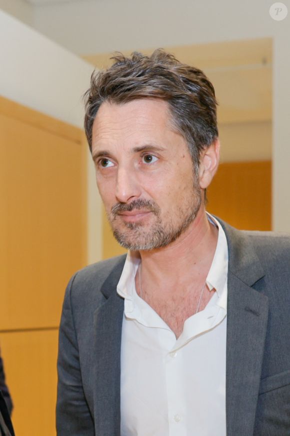 Exclusif - Vincent Cerutti avec son avocat Antoine Vey lors de la deuxième suspension d'audience de son procès, pour atteinte sexuelle, pour avoir mordu, à deux reprises, les fesses de sa collaboratrice chez Chérie FM en 2015, Caroline Barel, au tribunal correctionnel de Paris, France, le 9 décembre 2025. La procureure a requis 6 mois de prison, assorti de sursis simple, et dix mille euros d'amende. L'avocat de l'animateur a de son côté plaidé la relaxe. Le délibéré sera rendu le 4 février 2026.
© Julien Sarkissian/Bestimage