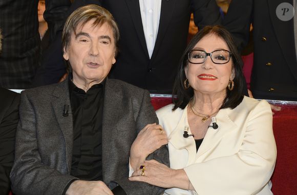 Serge Lama et Nana Mouskouri - Enregistrement de l'émission "Vivement Dimanche" à Paris le 26 novembre 2014. L'émission sera diffusée le 30 novembre 2014.  

© COADIC GUIREC / BESTIMAGE