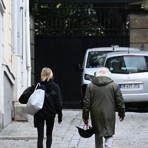 Didier Barbelivien accompagne sa fille chez Nicolas et Carla Sarkozy à Paris puis ressort seul après avoir salué l'ancien président tout juste sorti de prison.
Paris, le 11 novembre 2025. Photo par Agence / Bestimage