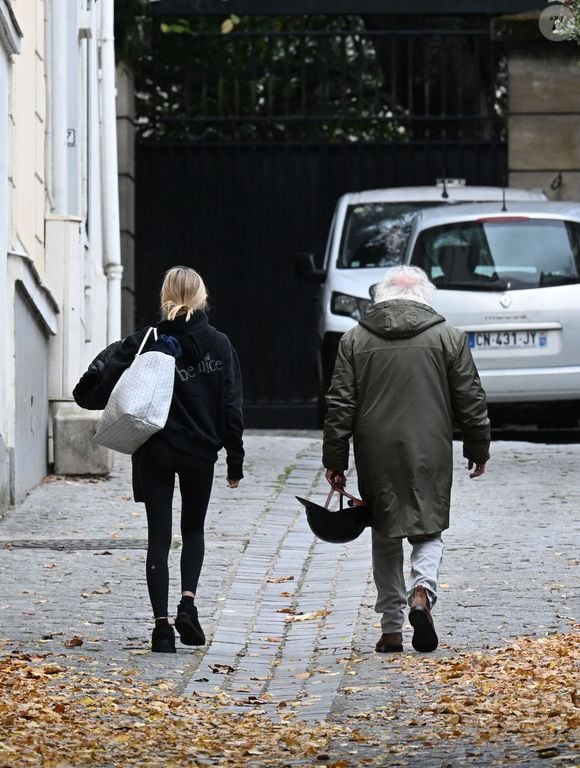 Didier Barbelivien accompagne sa fille chez Nicolas et Carla Sarkozy à Paris puis ressort seul après avoir salué l'ancien président tout juste sorti de prison.
Paris, le 11 novembre 2025. Photo par Agence / Bestimage