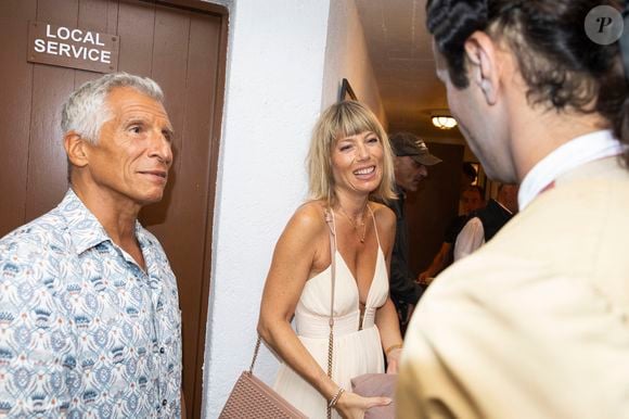 Nagui et Mélanie Page tout bronzés : le couple de sortie à Ramatuelle pour  admirer Delphine Depardieu sur scène - Purepeople