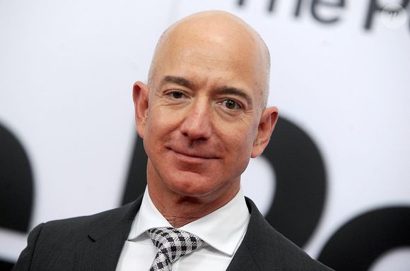 Le fondateur d'Amazon.com, Jeff Bezos, est devenu l'homme le plus riche du monde dont la valeur nette a dépassé les 0 milliard à la fin du mois de novembre. Photo de Jeff Bezos arrivant sur le tapis rouge pour la première de The Post au Newseum le 14 décembre 2017 à Washington, DC, USA. Photo by Dennis Van Tine/ABACAPRESS.COM