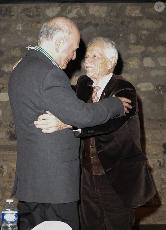 Exclusif - Claude Lemesle et Gérard Davoust - Claude Lemesle reçoit la cravate des arts et des lettres des mains de G. Davoust lors de son concert au Café de la Gare à l'occasion de son 80ème anniversaire à Paris le 12 octobre 2025. Claude Lemesle est l'un des plus grands auteurs de chansons françaises de tous les temps. Pas moins d'une centaine des innombrables chansons qu'il a écrites sont devenues des classiques.
© Coadic Guirec/Bestimage