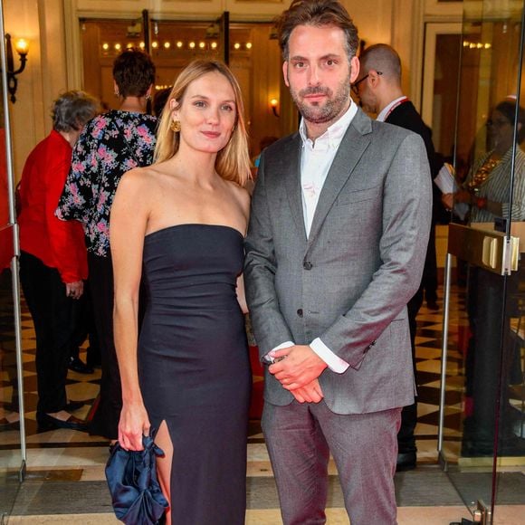 Dans la grosse pomme, elle retrouve Oscar Louveau, un jeune homme qu'elle connaît depuis le lycée et qu'elle épouse en 2008. Le mariage ne durera que deux ans. 

Ana Girardot et son mari Oscar Louveau assistent au gala de vente aux enchères Enfance Majuscule pour la protection de l'enfance à la salle Gaveau le 19 juin 2023 à Paris, France. Photo by Shootpix/ABACAPRESS.COM