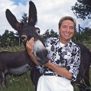 Aujourd'hui, nous sommes en capacité de vous confirmer que le refuge de Pascal Sevran à Morterolles a bel et bien été cédé, bien plus tard qu'annoncé, refermant ainsi sa succession.
Photo d'archives de Pascal Sevran, personnalité de la télévision, dans sa maison de campagne à Morterolles, France, le 12 juillet 1993. Photo by Pascal Baril/ABACAPRESS.COM