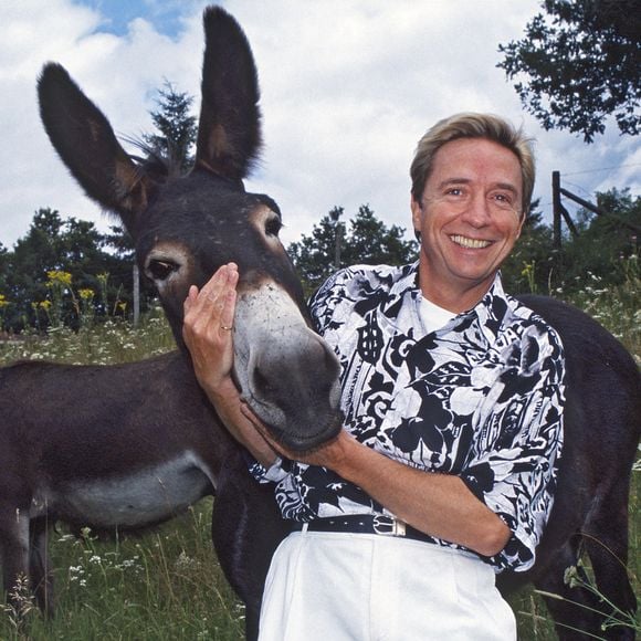 Aujourd'hui, nous sommes en capacité de vous confirmer que le refuge de Pascal Sevran à Morterolles a bel et bien été cédé, bien plus tard qu'annoncé, refermant ainsi sa succession. 

Photo d'archives de Pascal Sevran, personnalité de la télévision, dans sa maison de campagne à Morterolles, France, le 12 juillet 1993. Photo by Pascal Baril/ABACAPRESS.COM