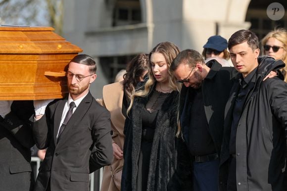 Milla Savarese, la fille de la défunte, le veuf Michel Ferracci  et son fils Enzo Ferracci à la sortie des obsèques d'Emilie Dequenne au cimetière Père Lachaise à Paris, France, le 26 mars 2025. © Cyril Moreau/Bestimage