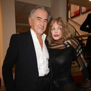 Arielle Dombasle et son mari Bernard-Henri Lévy (BHL) - Générale de la pièce "Drôle de justice" au théâtre de Passy à Paris le 16 octobre 2025. © Coadic Guirec/Bestimage
