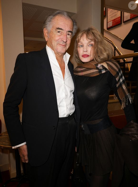 Arielle Dombasle et son mari Bernard-Henri Lévy (BHL) - Générale de la pièce "Drôle de justice" au théâtre de Passy à Paris le 16 octobre 2025. © Coadic Guirec/Bestimage