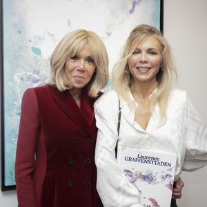 Malheureusement, cette intervention l'a privée d'un rendez-vous majeur : le vernissage de l'exposition de sa fille aînée, Laurence Auzière.

Brigitte Macron et Laurence Auzière lors du vernissage de l'exposition de Danhôo à la galerie A2Z Art Gallery à Paris, le 29 avril 2025. 

Photo : Jack Tribeca / Bestimage