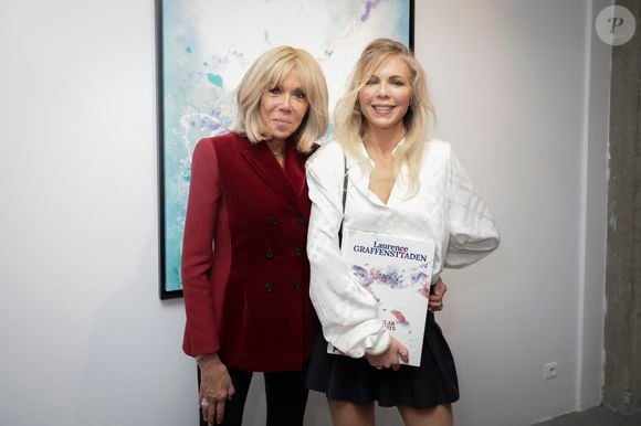 Malheureusement, cette intervention l'a privée d'un rendez-vous majeur : le vernissage de l'exposition de sa fille aînée, Laurence Auzière.

Brigitte Macron et Laurence Auzière lors du vernissage de l'exposition de Danhôo à la galerie A2Z Art Gallery à Paris, le 29 avril 2025. 

Photo : Jack Tribeca / Bestimage