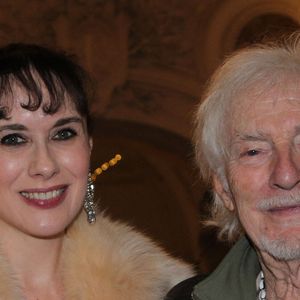 Hugues Aufray et sa femme Murielle - Hugues Aufray reçoit la médaille Grand Vermeil de la ville des mains d'Anne Hidalgo, à l'hôtel de ville de Paris le 18 décembre 2025. © Philippe Baldini/Bestimage