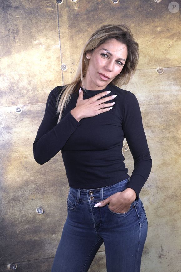 C'est dans la première saison de la "Star Academy" qu'elle s'est fait connaître du grand public.

Carine Haddadou lors de l'enregistrement de l'émission "Le Jet de Luxe", présentée par Jordan de Luxe. Paris, le 12 décembre 2025.
© Cédric Perrin/Bestimage
