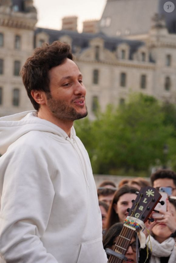 Le chanteur Vianney a improvisé un concert sur le parvis de Notre-Dame de Paris le 8 avril 2025.

© Jack Bussat / Bestimage