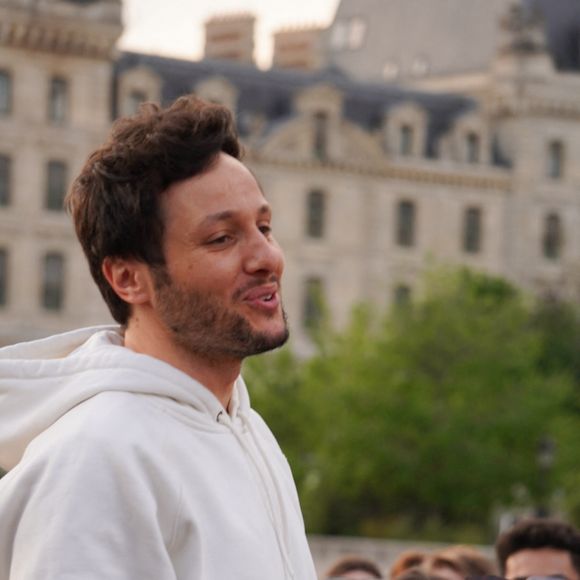 Le chanteur Vianney a improvisé un concert sur le parvis de Notre-Dame de Paris le 8 avril 2025.

© Jack Bussat / Bestimage