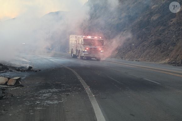 Malibu, CA - Les maisons incendiées bordent le front de mer dévasté de Malibu.