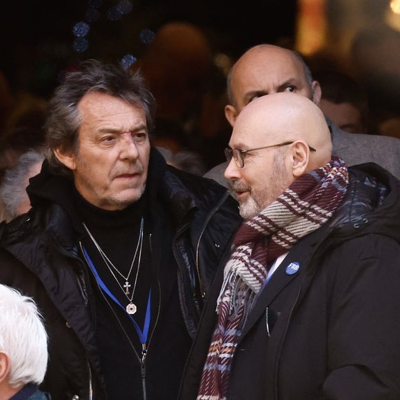Jean-Luc Reichmann, Bruno Jacquelin (Responsable de la Communication de la Fondation Brigitte Bardot) - Sorties des obsèques de Brigitte Bardot en l'église Paroissiale Notre-Dame-de-l'Assomption de Saint-Tropez, France, le 7 janvier 2026.  Brigitte Bardot, figure emblématique du cinéma français et icône internationale, est décédée le 28 décembre 2025 à l'âge de 91 ans dans sa mythique propriété de La Madrague, à Saint-Tropez (France). Révélée au monde entier par son rôle dans "Et Dieu... créa la femme", elle avait contribué à faire de Saint-Tropez un lieu mondialement connu. L'actrice sera inhumée le 7 janvier 2026 au cimetière marin de Saint-Tropez, aux côtés de son père Louis Bardot (1896-1975) et de sa mère Anne-Marie Mucel (1912-1978). Une cérémonie religieuse se tiendra auparavant dans l'église de Saint-Tropez, où proches, personnalités et anonymes pourront lui rendre un dernier hommage. © Jacovides-Moreau/Bestimage
