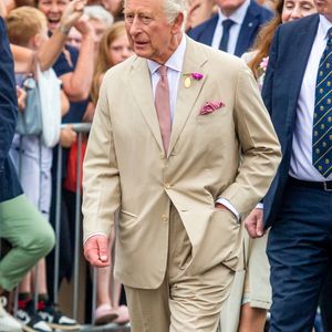 Le roi Charles III d'Angleterre et Camilla Parker Bowles, reine consort d'Angleterre, rencontrent le public à Newmarket, Royaume Uni, le 22 juillet 2025, lors de leur visite du National Stud et des salles du Jockey Club. © Tayfun Salci/ZUMA Press Wire / BestimageBestimage
