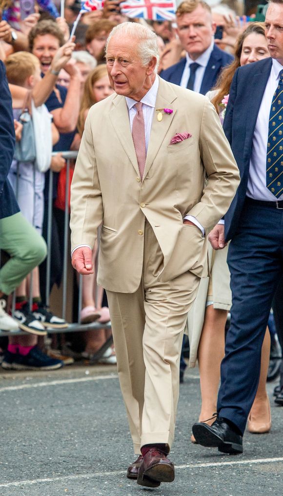 Le roi Charles III d'Angleterre et Camilla Parker Bowles, reine consort d'Angleterre, rencontrent le public à Newmarket, Royaume Uni, le 22 juillet 2025, lors de leur visite du National Stud et des salles du Jockey Club. © Tayfun Salci/ZUMA Press Wire / BestimageBestimage