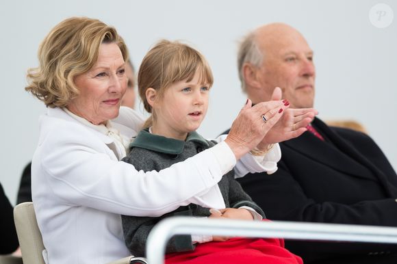 La reine Sonja, la princesse Leah Isadora et le roi Harald - La famille royale assiste à un spectacle de gala sur le toit de l'opéra. Oslo, mai 2012.