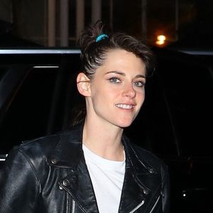 New York, NY - Le couple élégant Kristen Stewart après une entretien avec Seth Meyers chez Boxers à Chelsea. Mars 2024;
© Backgrid USA / Bestimage