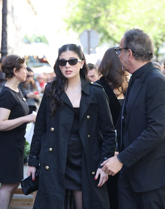 Cylia Chasman, fille de la défunte, et son père Steven Chasman, ex-mari de la défunte - Arrivées aux obsèques de Nadia Farès en l'église Saint-Jean-de-Montmartre à Paris, le 24 avril 2026. N.Farès est décédée le 17 avril 2026 quelques jours après un "incident cardiaque" survenu le 12 avril 2026 dans la piscine du complexe sportif, Blanche (9ème).
