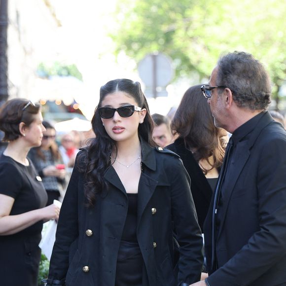 Cylia Chasman, fille de la défunte, et son père Steven Chasman, ex-mari de la défunte - Arrivées aux obsèques de Nadia Farès en l'église Saint-Jean-de-Montmartre à Paris, le 24 avril 2026. N.Farès est décédée le 17 avril 2026 quelques jours après un "incident cardiaque" survenu le 12 avril 2026 dans la piscine du complexe sportif, Blanche (9ème).