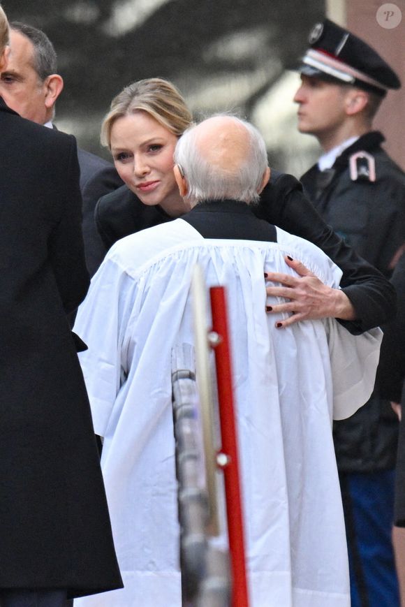 La princesse Charlène de Monaco, le père Penzo - Sorties des obsèques de Didier Guillaume (ancien ministre de l'Agriculture entre 2018 et 2020 et ancien Ministre d'Etat de Monaco 2024–2025)  en la cathédrale Notre-Dame-Immaculée de Monaco le 23 janvier 2025. © Bruno Bebert/Bestimage