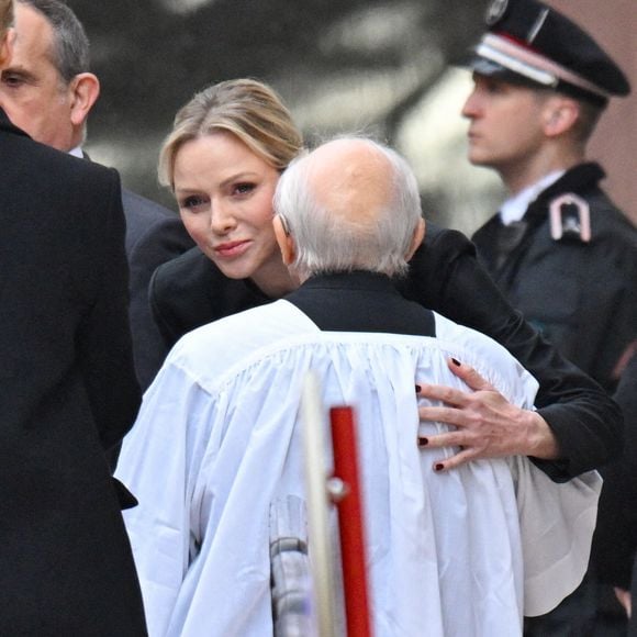 La princesse Charlène de Monaco, le père Penzo - Sorties des obsèques de Didier Guillaume (ancien ministre de l'Agriculture entre 2018 et 2020 et ancien Ministre d'Etat de Monaco 2024–2025)  en la cathédrale Notre-Dame-Immaculée de Monaco le 23 janvier 2025. © Bruno Bebert/Bestimage