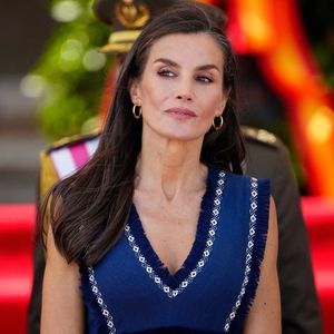 Ses matinées commencent souvent par une omelette de trois œufs et un smoothie riche en vitamines, auxquels elle peut ajouter des baies, des amandes, des graines de chia ou du yaourt grec. 

La princesse héritière Leonor (La princesse Leonor), le roi Felipe VI (Le roi Felipe VI d'Espagne), la reine Letizia (La reine Letizia d'Espagne) et la princesse Sofia (L'infante Sofia d'Espagne) assistent à la présentation des dépêches royales d'emploi à l'Escuela Naval de Marin, Pontevedra, Espagne, le 16 juillet 2025. © LALO YASKY / BESTIMAGE