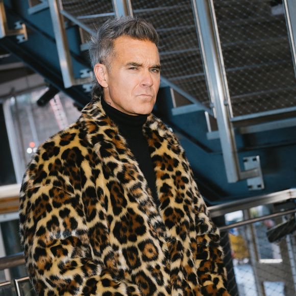 14 janvier 2025, New York, Ny, États-Unis : Robbie Williams visite l'Empire State Building pour célébrer la sortie de ''Better Man'' à l'Empire State Building à New York. 14 janvier 2025. 
© Press via ZUMA Press Wire