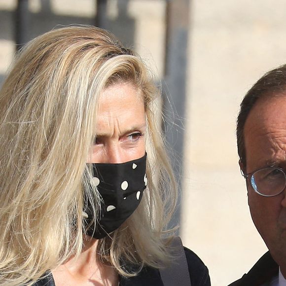 Julie Gayet et son époux ont fait une apparition très remarquée et inattendue.

Julie Gayet et son compagnon François Hollande - Sorties des obsèques de Florence Rogers-Pinault en l'Église Saint-Sulpice  à Paris, le 8 septembre 2021. ©AGENCE / BESTIMAGE
