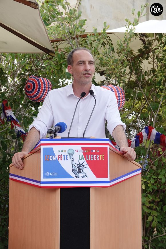 Raphaël Glucksmann lors de l'inauguration d'une réplique de la Statue de la Liberté à Izon le 14 juillet 2026. © Frédéric Hervé / Bestimage