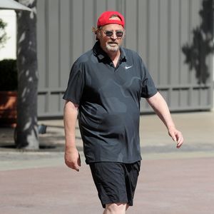 Matthew Perry va s'acheter des vêtements de sport Nike au centre commercial The Grove à Los Angeles, le 28 août 2023. Accompagné de son assistant, la star de "Friends" est ressorti de la boutique vêtu d "un nouveau tee-shirt et d'un short flambant neuf. Auteur d'une autobiographie à succès, l'acteur de 54 ans semble toujours fumer beaucoup à en croire la coloration orangée de son index.
