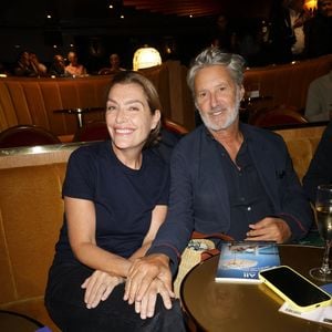 Antoine de Caunes et sa femme Daphné Roulier lors de la générale du spectacle musical "Singin' in the rain" au théâtre du Lido à Paris le 17 septembre 2026. © Coadic Guirec / Bestimage