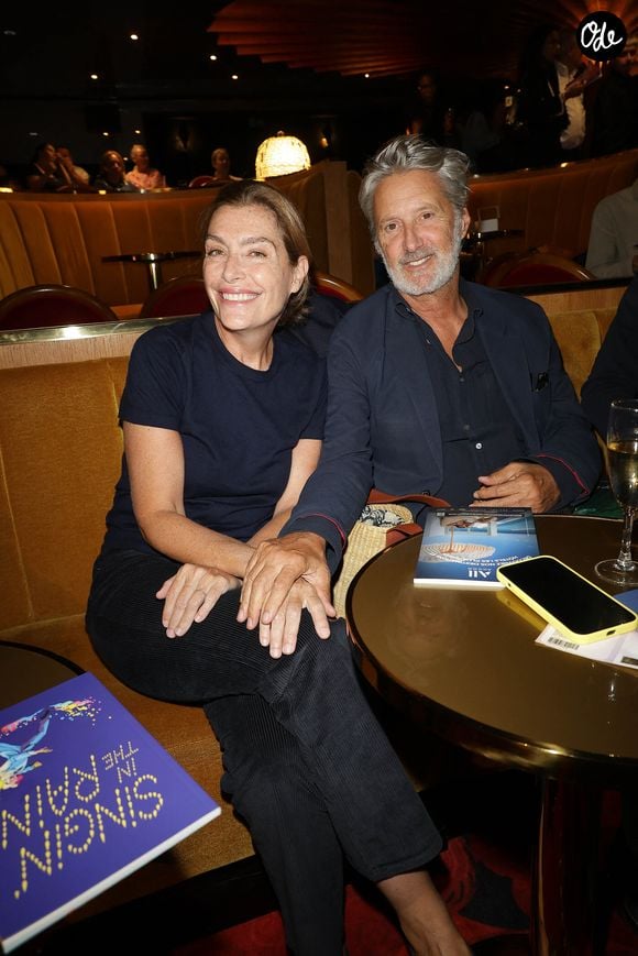 Antoine de Caunes et sa femme Daphné Roulier lors de la générale du spectacle musical "Singin' in the rain" au théâtre du Lido à Paris le 17 septembre 2026. © Coadic Guirec / Bestimage