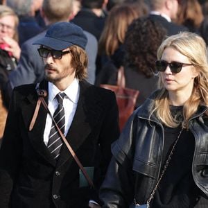 Virginie Efira était accompagnée, pour ce douloureux rendez-vous, par son compagnon, Niels Schneider, méconnaissable avec sa casquette, ses lunettes et ses cheveux longs.

Virginie Efira aux obsèques de l'actrice belge Emilie Dequenne au crématorium du cimetière du Père Lachaise à Paris, France, le 26 mars 2025. Photo by Nasser Berzane/ABACAPRESS.COM