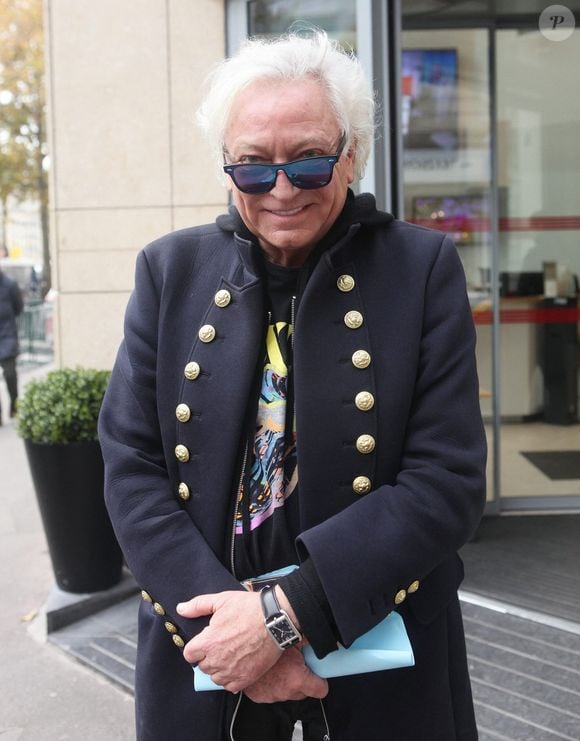 C'est dans ce département très aisé qu'il a entièrement dessiné sa maison, et conçu tous les aménagements.

Exclusif - Laurent Boyer à la sortie des studios de radio de l'émission "Les Grosses Têtes" à Paris. Le 30 novembre 2022
© Jonathan Rebboah / Panoramic / Bestimage