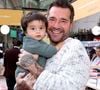 Ce dernier a eu un violent accident et s'est retrouvé avec le visage défiguré.

Mathieu Ceschin ( L'Amour est dans le pré )  avec son fils Ezio - Festival du livre de Paris au Grand Palais. © Cédric Perrin/Bestimage