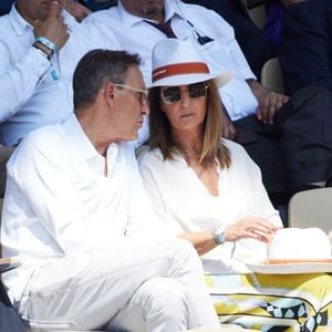 Julien Courbet et sa femme Catherine en tribunes lors des Internationaux de France de tennis de Roland Garros 2023, à Paris, France, le 6 juin 2023. © Jacovides-Moreau/Bestimage