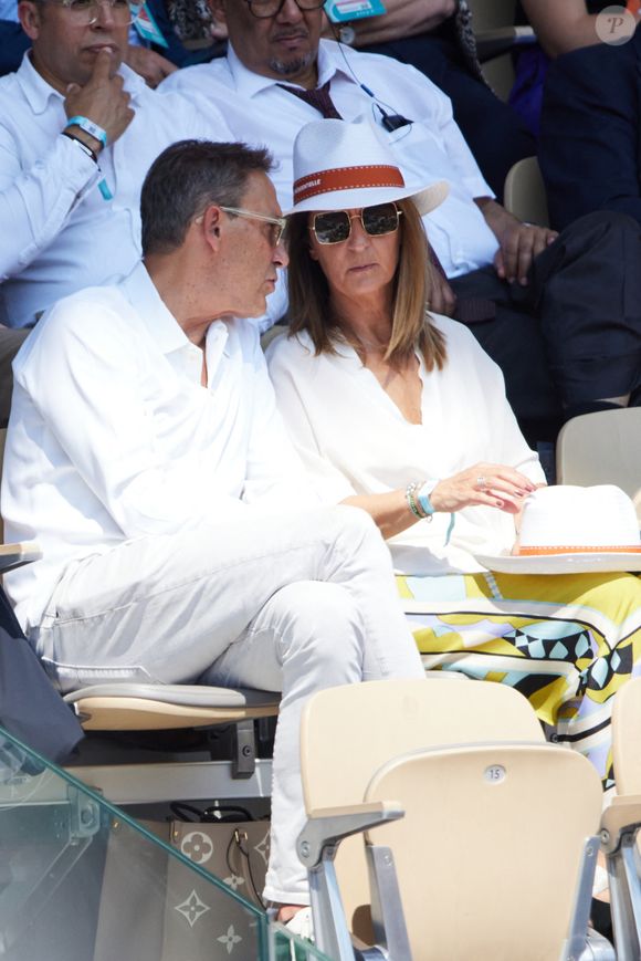 Julien Courbet et sa femme Catherine en tribunes lors des Internationaux de France de tennis de Roland Garros 2023, à Paris, France, le 6 juin 2023. © Jacovides-Moreau/Bestimage