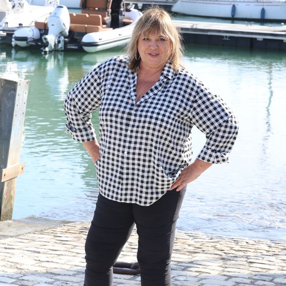 Michele Bernier lors du photocall du 'Parfum du Bonheur' lors du 27ème Festival de la Fiction de la Rochelle, France, le 19 septembre 2025. © Denis Guignebourg/Bestimage
