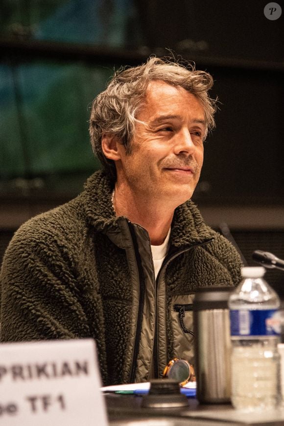 Yann Barthès - Le présentateur de l'émission Quotidien, est auditionné par la commission d'enquête sur les fréquences TNT, à la demande du Rassemblement national à Paris le 27 mars 2024. L’émission, qui réunit deux millions de téléspectateurs sur TMC chaque jour, pourrait faillir à une recommandation de l’Autorité de régulation de la communication audiovisuelle et numérique (Arcom) : celle du pluralisme politique à l’antenne.
Dans le talk-show, des personnalités des mondes politiques, économiques ou artistiques défilent du lundi au vendredi. Mais l’extrême droite n’y serait pas assez représentée… selon l’extrême droite.
