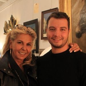 Alors que Caroline Margeridon fait le bonheur des amateurs d'"Affaire conclue", c'est désormais son fils, Alexandre, qui capte toute l'attention. 

Exclusif - Caroline Margeridon et son fils Alexandre lors de la Fête des puces de Saint-Ouen au Marché Biron.

© Baldini / Bestimage