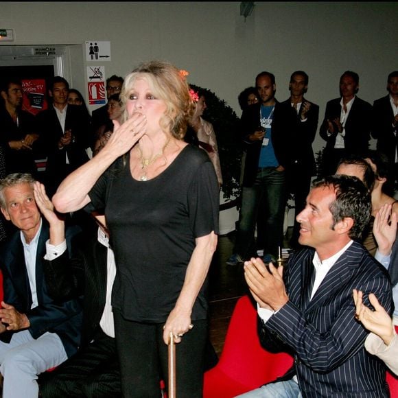 Sept ans plus tard, elle revient avec Mon BBcédaire, paru chez Fayard.

Brigitte Bardot et Bernard Montiel au 6e festival de la fiction TV de Saint-Tropez

AGENCE / BESTIMAGE