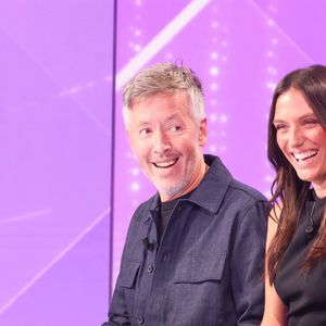 Finalement, après avoir mûrement réfléchi, il a accepté de revenir dans l’équipe et a lancé en direct : "Si vous m’acceptez, je reviens avec plaisir".

Jean-Luc Lemoine, Shana Loutstau, lors de l’enregistrement de "TBT9", à Paris le 31 août 2026.

© Jack Tribeca / Bestimage