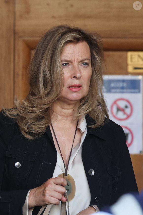 Valérie Trierweiler - Sorties des obsèques de Philippe Labro en l'église de Saint-Germain-des-Prés à Paris le 13 juin 2025. © Dominique Jacovides - Christophe Clovis / Bestimage